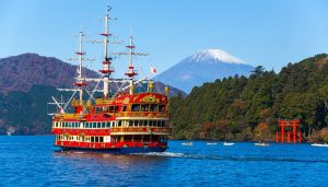 Scenic view of Lake Ashi pirate ship cruise with Mount Fuji in the background – a unique cultural experience for educational trips exploring Japan’s geography and traditional landmarks
