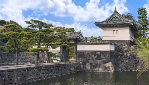 Traditional gate and moat of the Imperial Palace East Gardens in Tokyo, where students learn about Japanese history, architecture, and feudal-era culture during a school trip.